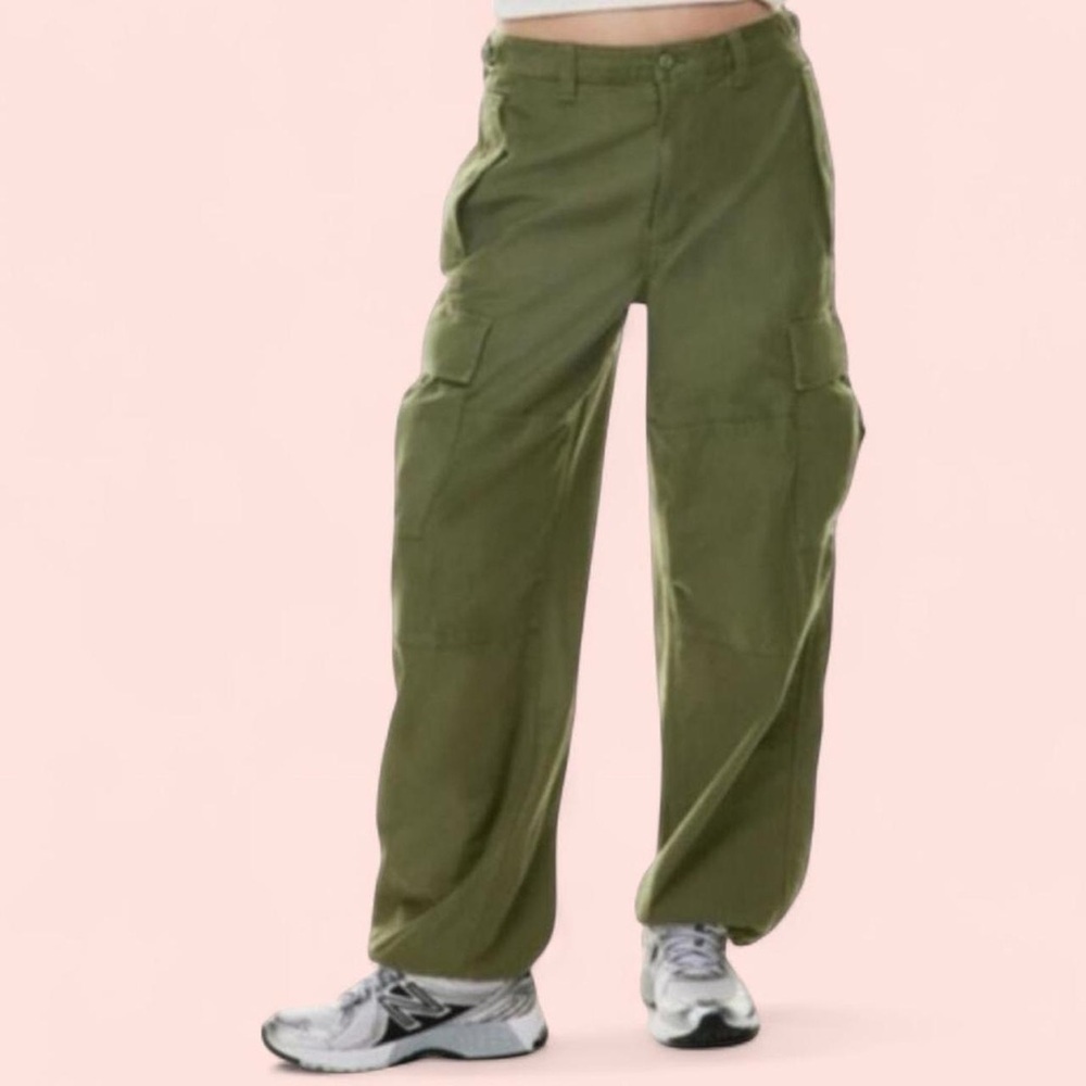 Aritzia TNA Supply Relaxed Cargo Pants in Utility Green- 26” waist ( 0 ) - Picture 2 of 11
